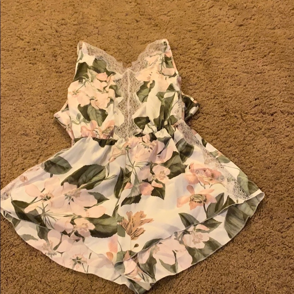 ✨NEW YEAR SALE. EVERYTHING IS $10 for 24hrs🎉 Victoria’s Secret lace romper